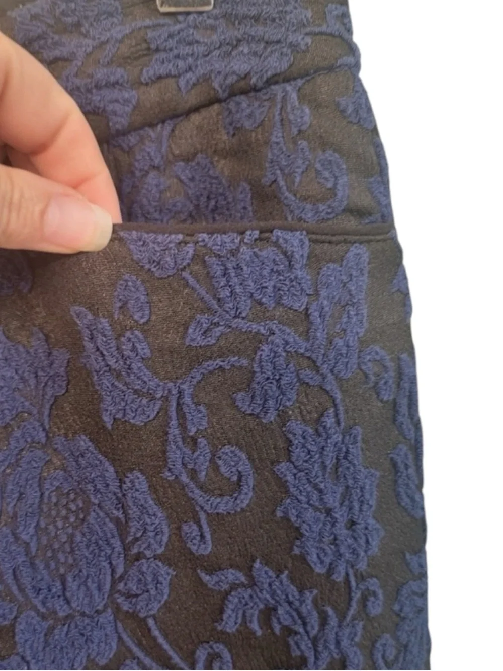 SOFT SURROUNDINGS Baroque/Textured Jacquard Ankle Pants in Navy/Black Size 8 - Picture 5 of 9